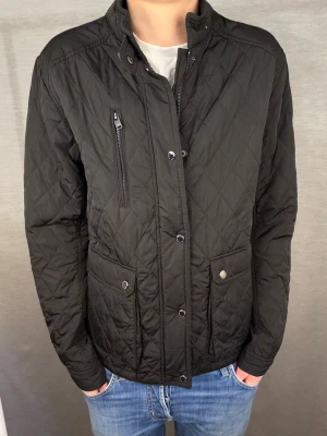 Fieldjacka selected homme M - Säljer denna sjukt snygga vårjacka från selected! Size M. Modellen är 180cm. Jackan passar ca 185cm bäst! Skick 9/10 inga fel eller skador! Hör av dig vid intresse 🤩
