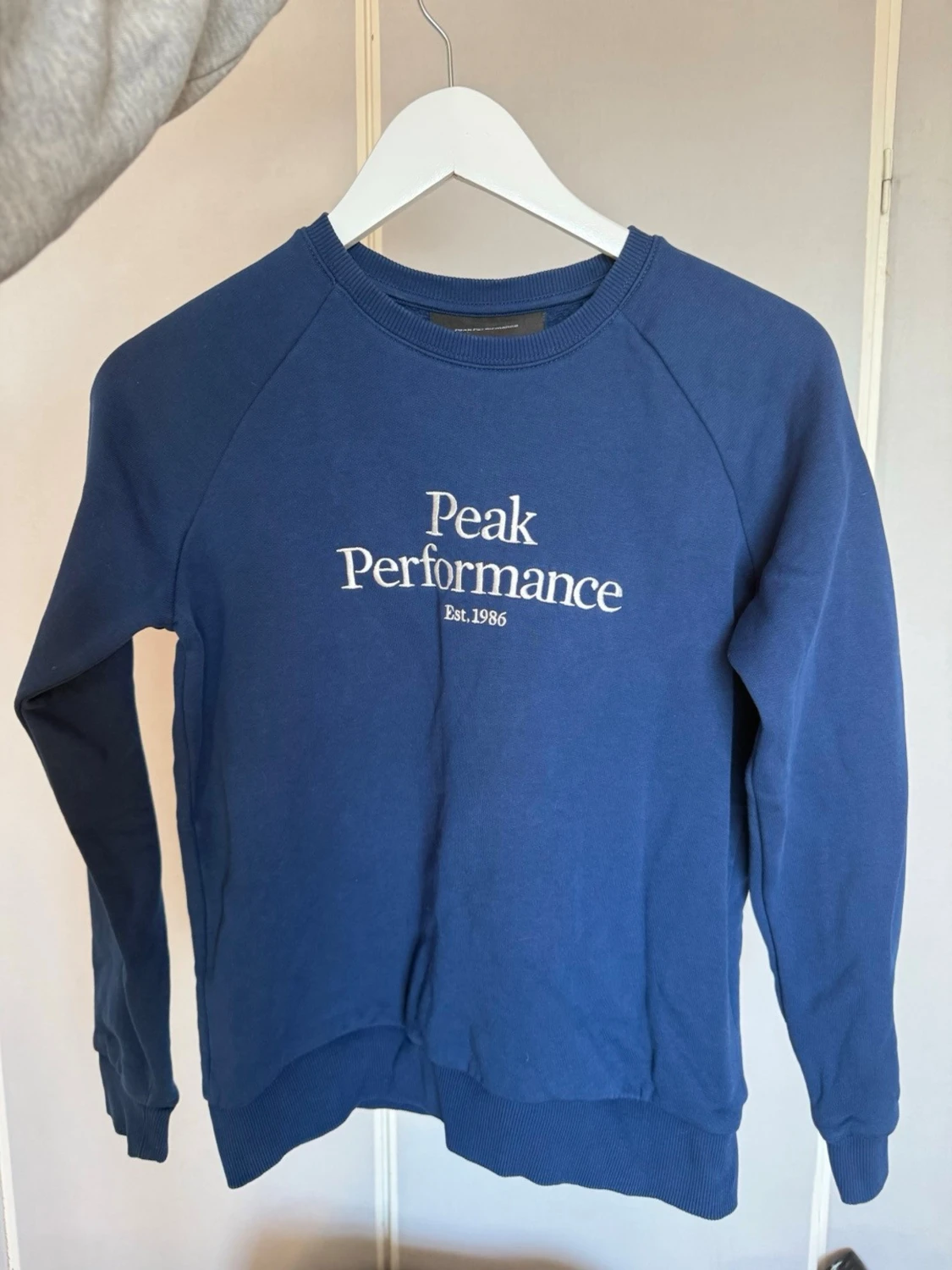 Blå sweatshirt från Peak Performance - 1