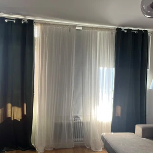 Mörkgröna  gardiner med öljetter - Säljer 2. Längder mörkgröna gardiner 250cm långa . 