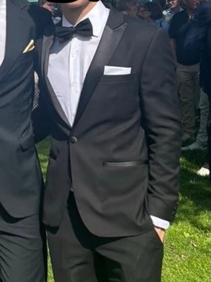 Svart tuxedo/smoking kavaj med satin-detaljer – perfekt till bal/student - Riktigt clean svart tuxedo- smokingkavaj med satin på slag och detaljer vid fickorna. Använd en gång på student/bal och sitter väldigt snyggt på kroppen ✨  • Slim fit • Satin-slag & detaljer • Elegant och stilren look • Perfekt till bal, student, gala eller finare event • Bra skick  Bilder på passform finns 📸  💰 Pris: 2499 kr 📍 skickas