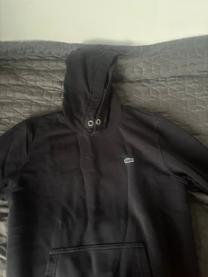 Svart lacoste hoodie  - Säljer en svart Lacoste hoodie som jag har använt 2 gånger priset kan diskuteras 