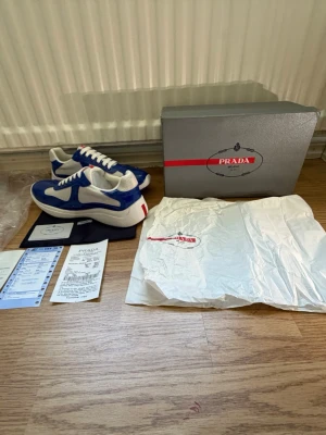 Säljer ett par vit blåa sneakers. - Säker ett par sneakers, dem är aldrig använda, priset kan diskuteras och fråga gärna om fler bilder.