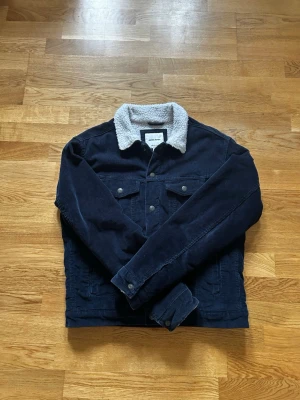 Jack & Jones denim-wool jacket  - Jackan är i perfekt kondition, säljer den eftersom den passar mig inte.