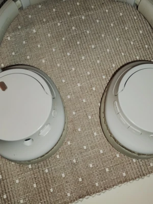 Sony wh-ch720n vita over-ear hörlurar - Snygga vita over-ear hörlurar från Sony med rund design och mjuka öronkuddar. Hörlurarna har inbyggda knappar på kåporna och mikrofon. Tillverkade i plast och konstläder, perfekta för musik och gaming.