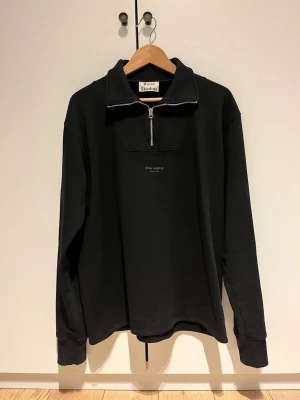 Svart quarter zip från Acne Studios - Svart quarter zip från Acne Studios. Bra skick, nypris 3600kr. XS men oversized och passar mer som medium (bra till mig som är 183cm).