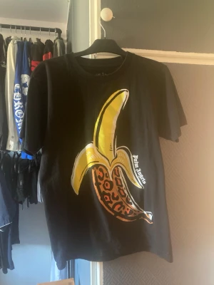 Svart Palm Angels t-shirt med bananprint - Jag har fler kläder ute för salu så om du köper fler så kan jag sänka priset mycket vid snabb affär