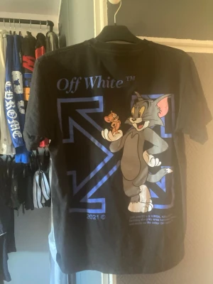 Off White Tom & Jerry svart t-shirt - Jag har föer kläder för salu så jag kan sänak priset vid köp av föer och vid snabb affär 