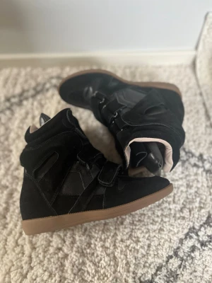 Isabel Marant Skor 38 - Hej! Säljer nu mina Isabel Marant skor i storlek 38. De är använda men i jättefint skick. Jag säljer de så billigt eftersom jag är osäker på äkthet, men man ser absolut ingen skillnad. 