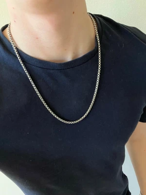 Silver halsband - Tjena👋 Säljer ett snyggt halsband i silverfärgad metall med boxkedja😮‍💨 Kedjan har en stilren och modern look som passar till många olika outfits🤩 Lås med karbinhake för enkel användning🧼 Perfekt accessoar för att lyfta din stil✌️60 cm lång📐 Meddela vid frågor📩