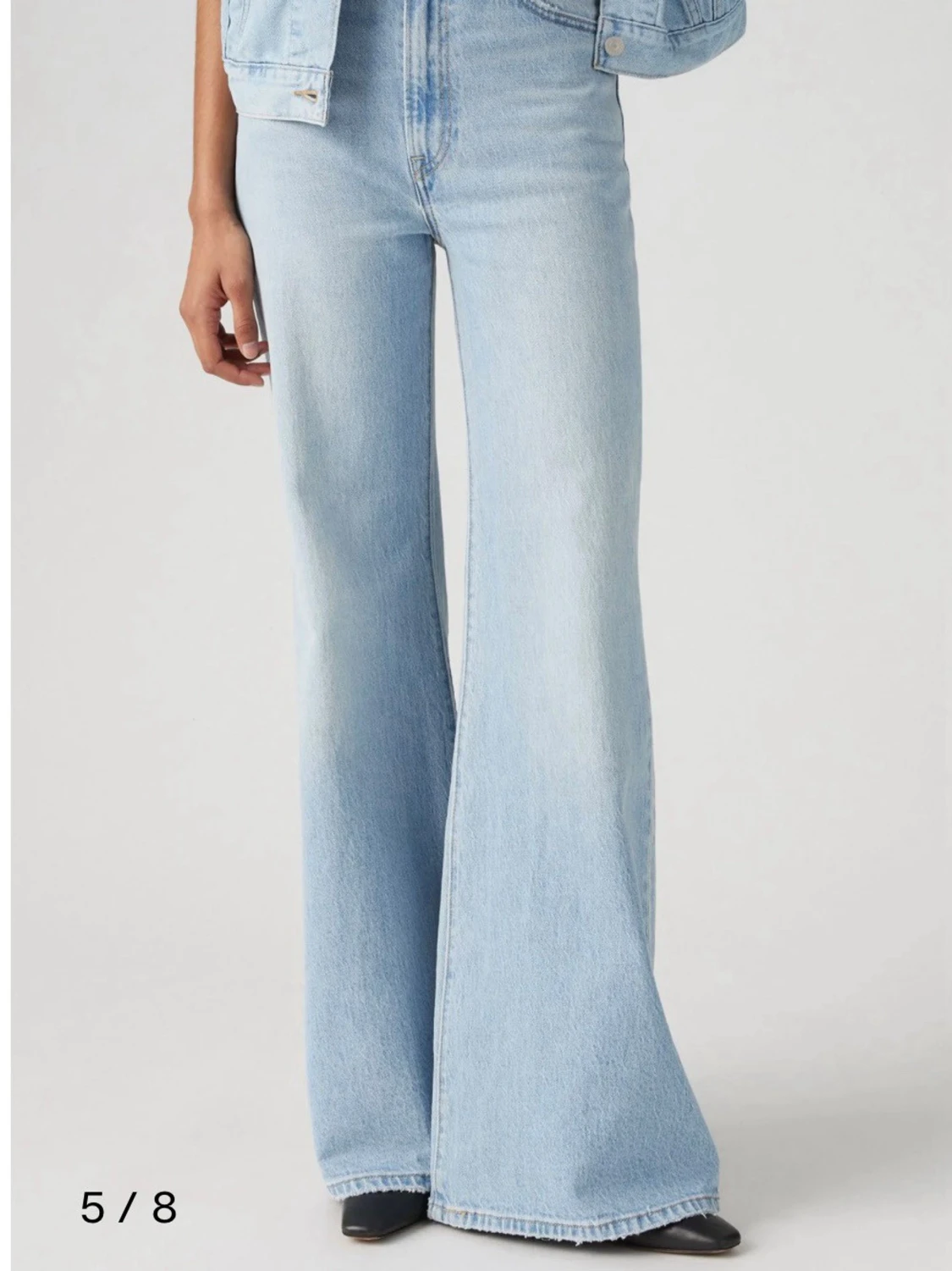 Ljusblå utsvängda Levi's jeans