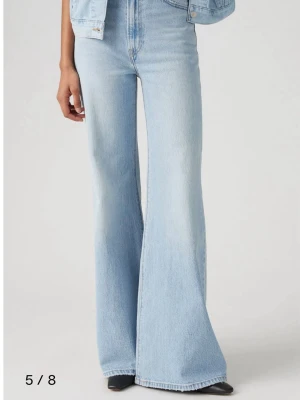 Ljusblå utsvängda Levi's jeans - Levis jeans i modellen ribcage Bell. Storlek 24/32. Nypris 1500 kr, används endast några gånger.