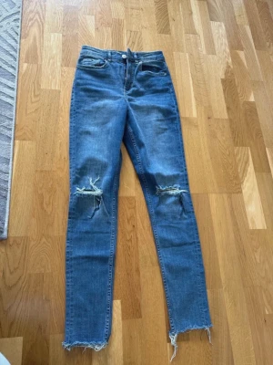 Håliga jeans stl 36 - Håliga jeans från H&M i storlek 36.  Mycket bra skick. 
