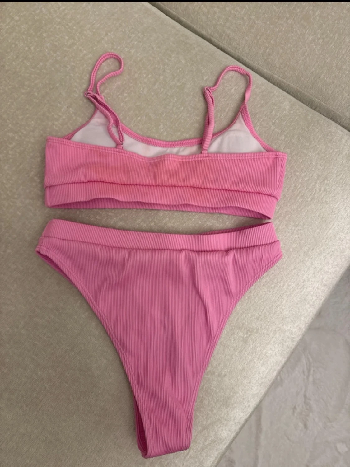 Rosa ribbad bikini med smala axelband - 1