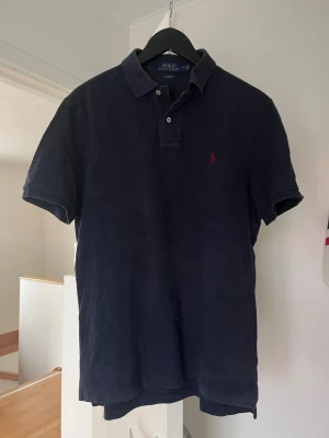 Ralph Lauren piké  - Mörkblå piké från Ralph Lauren | Storlek M | Bra skick✅|