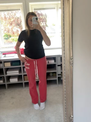 Hollister byxor 🤍 - Så fina trendiga! Älskar de men de är tyvärr för korta för mig. Jag är 170 cm lång jag skulle säga att de är små i storlek . Så fina!🤍🤍🤍🤍