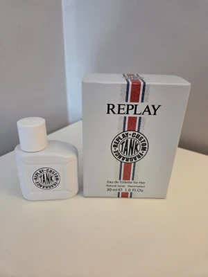 Replay Tank Custom Eau de Toilette -  Replay, Tank Custom 30 ml. Använd en gång. Toppnoter: honung, sorbet, äpple och petitgrain. Hjärtnoter: apelsinblomma, jasmin och liljekonvalj. Basnoter: vanilj, ambroxan och patchouli