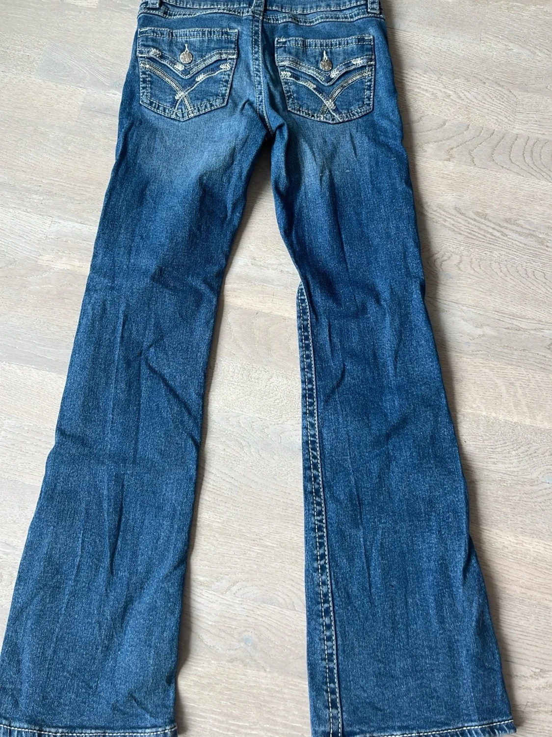 Blå bootcut jeans med detaljer - 1