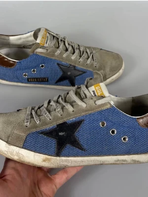 Golden goose - Sjukt feta golden goose superstar i en riktigt snygg colorway och väldigt bra skick! Storlek 43. OG dustbag medföljer. Hör av er vid frågor!