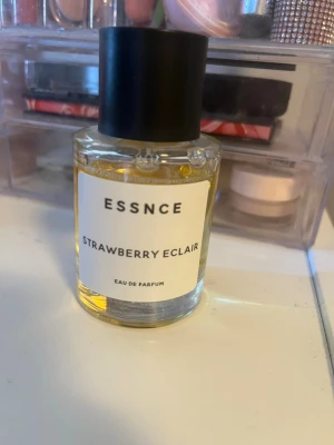 Essnce Strawberry Eclair parfym - En söt parfym från Essnce med doften Strawberry Eclair. Luktar som en jordgubbs dröm verkligen super god men kommer tyvärr inte till användning bara några sprut tagna.30ml
