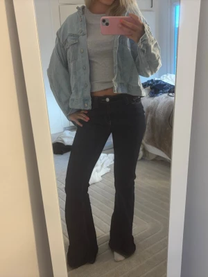 Jeans jacka blå - Säljer min så snygga jeans jacka som e perfekt till sena sommarkvällar men även hösten/våren. Älskar denna så najs!!!!!