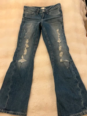 blåa bootcut jeans med hål - super fina jeans ifrån gina i storlek 152, slutsålda och ordinarie pris 400kr💞 använt ca 2 gnr💞