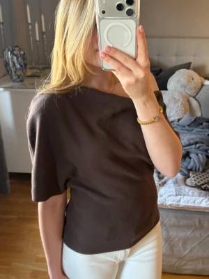 Brun one off shoulder topp - Säljer en brun one off shoulder topp från Gina Tricot i storlek S. I topp skick eftersom den aldrig är använd. Passar snyggt till allt och alla tillfällen. Hör gärna av dig vid frågor💗