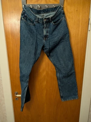 Blå jeans från Vailent - Säljer ett par klassiska blå jeans från Vailent med raka ben och femficksdesign. Jeansen har normal midja och är tillverkade i slitstarkt denimmaterial. Perfekta för dig som gillar en tidlös och enkel look.