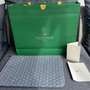 Goyard kuvertväska/datorfodral - Goyard väska i färgen grå, modell: ”senat mgm”. Köptes i Monaco detta år. Inga defekter, använd endast en gång,  kvitto och påse tillkommer🙏🏼