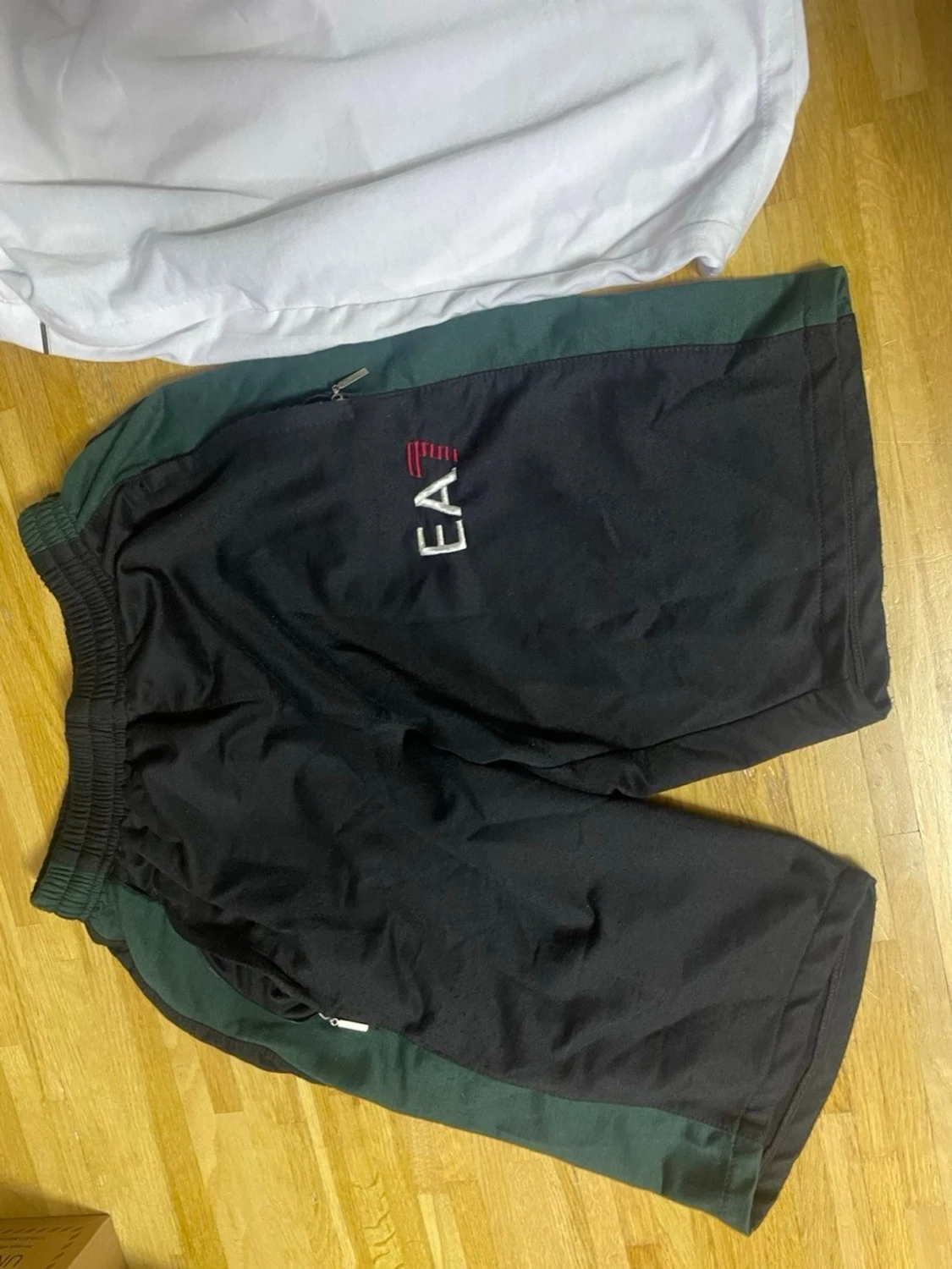 EA7 vita och svarta shorts - 2