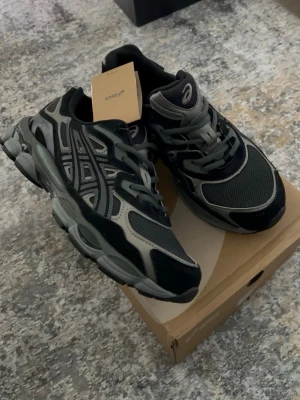 Acic gel svarta - Snygga sneakers från Asics i svart och grått med coola detaljer och meshpaneler för bra ventilation. Skorna har en chunky sula och klassisk Asics-logga på sidan. Perfekta för dig som gillar sportig och trendig stil.