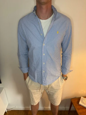 Ljusblå Ralph Lauren skjorta  - Tjena! Vi säljer denna ljusblå rutiga Ralph Lauren skjortan i storlek S för endast 375kr. Hör av er vid frågor och funderingar. // studio II Resell 💙