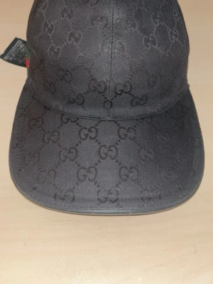 Äkta svart Gucci keps - Svart Gucci keps i storlek M (58cm), den är i fint och bra skick. Hör av er vid minsta lilla😁