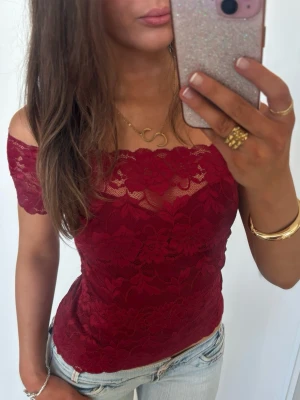 Vinröd Offshoulder spetstopp  - Såå fin vi röd Offshoulder spetstopp! Jag är 168 och det är mina bilder, köp via köp nu direkt eller Swish, kvar tills markerad som såld 💖 tyvärr står ingen strlk men passar m