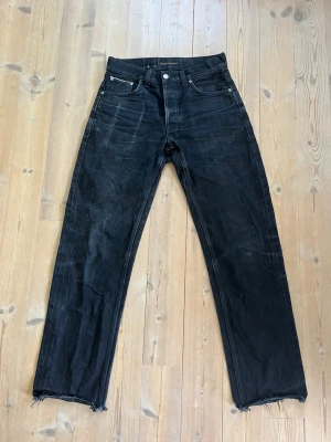 Nudie Selvedge Jeans Rad Rufus - Säljer då de inte längre passar. De är avklippta och jag skulle estimera att de passar för någon som har W29 31L. Men kolla måtten och avgör själv!   Midjemått: 38,5cm Längd: 105cm Benöppningen: 20cm