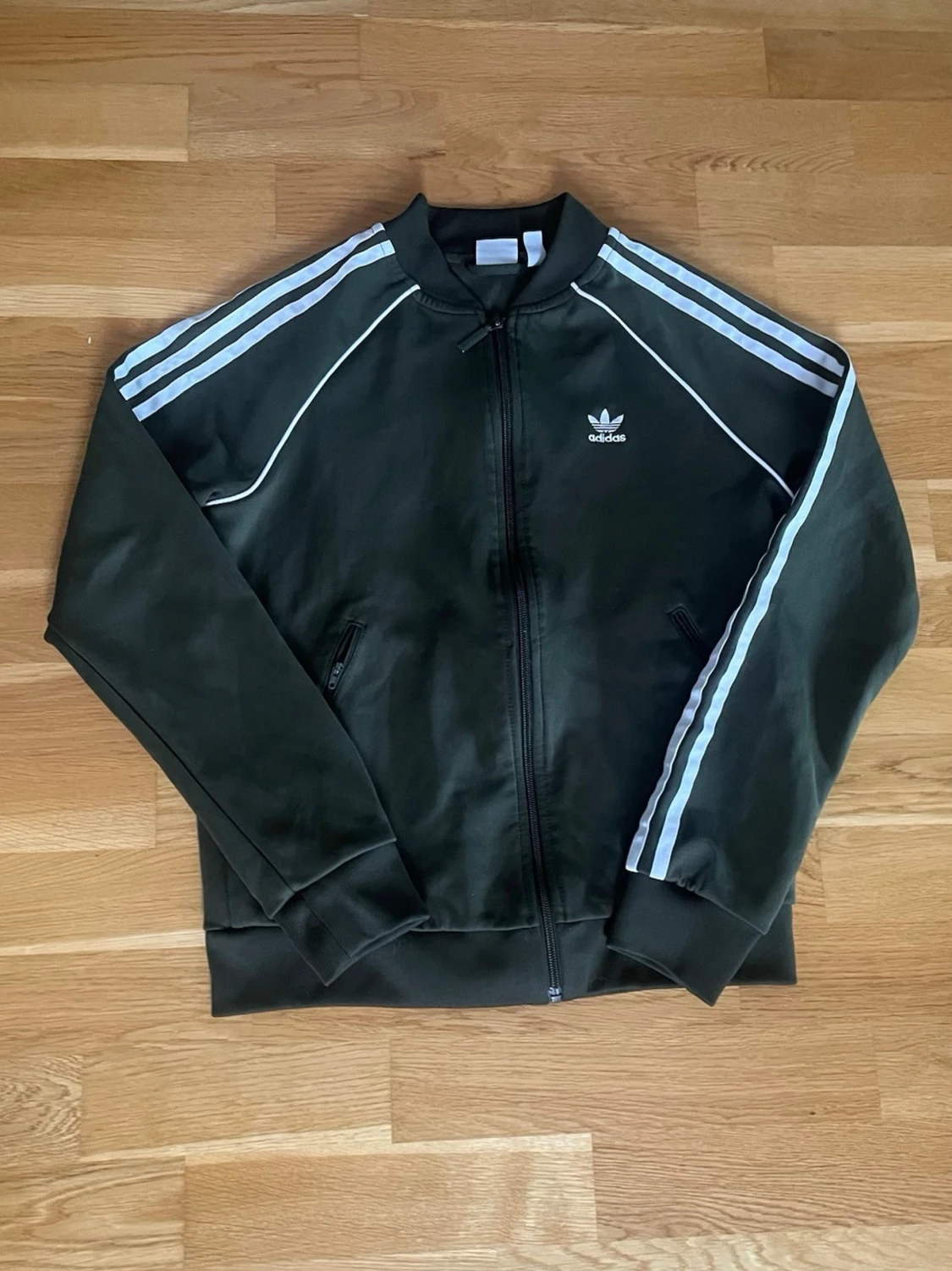 Olivgrön Adidas track jacket med vita ränder