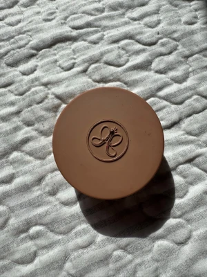 Anastasia Beverly Hills Cream Bronzer - Krämig bronzer i färgen Golden Tan från Anastasia Beverly Hills. Ser ut så då jag skrapat av ett tunt lager så den är ren! Endast använd fåtal gånger. Och som man ser så är det mycket i