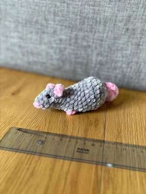 Virkad råtta - Virkad i fluffigt garn, Polyesterfyllning, säkerhetsögon (rekommenderas ej för barn under tre år) 🧶 svansen är som en ögla så den går att ha som nyckelring eller på en väska 🥰🐀