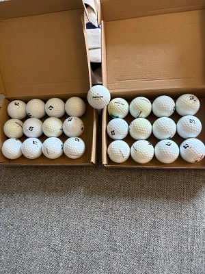 Golfbollar - 25 st Bridgestone Tour B - 25 st Bridgestone tour B, bridgestones absolut bästa boll om du frågar mig!   Skicket är blandat!   Tack för att ni stöttar oss!🏌️‍♂️⛳️