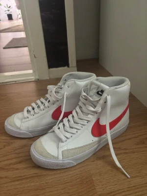 Nike Blazer röd och vit - Säljer ett par Nike Blazer sneakers, bra för både stil och gym tjejer, helt oanväfnsmoch nya pga att skorna inte passade.
