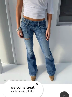 Blå jeans - Blå jeans från Gina tricot 14+ i storlek S. Fint skick men slitna vid hälarna, syns dock ej när byxorna är på alls som man ser på bild 3💕. Använda fåtal gånger