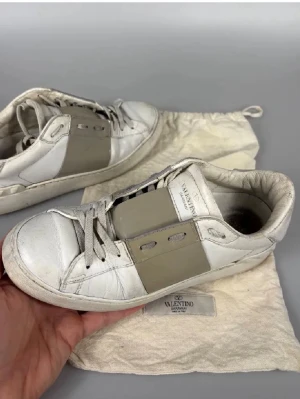 Valentino open - Valentino open i en fin grå färg!. Dustbag medföljer och pris kan diskuteras vid snabb affär. Storlek 38. Hör av er vid frågor!