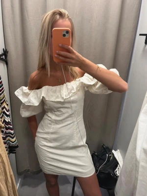Klänning - Storlek 38 från H&M! 