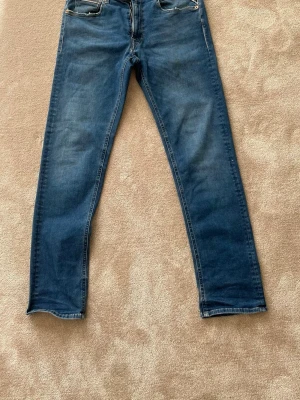 Blå jeans med normal passform - Klassiska blå jeans med fem fickor och raka ben. Jeansen har normal passform. Knappt använda. W31 L30