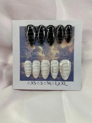 MonoMelt (XL);Medium Almond - Unika handgjorda press-on naglar i svart och vitt med coolt skalinspirerat -mönster. Naglarna är handgjorda och i XL: 17 mm, 13 mm, 14 mm, 12 mm, 11 mm , medium långa, almondformad design. Perfekt för dig som vill sticka ut med en edgy och konstnärlig look.