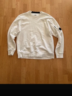 Sweatshirt från c.p company - Säljer en sweatshirt från c.p company. Den är i storlek L men sitter som en M. Den är använd i ett gott skick och bara använd några gånger.
