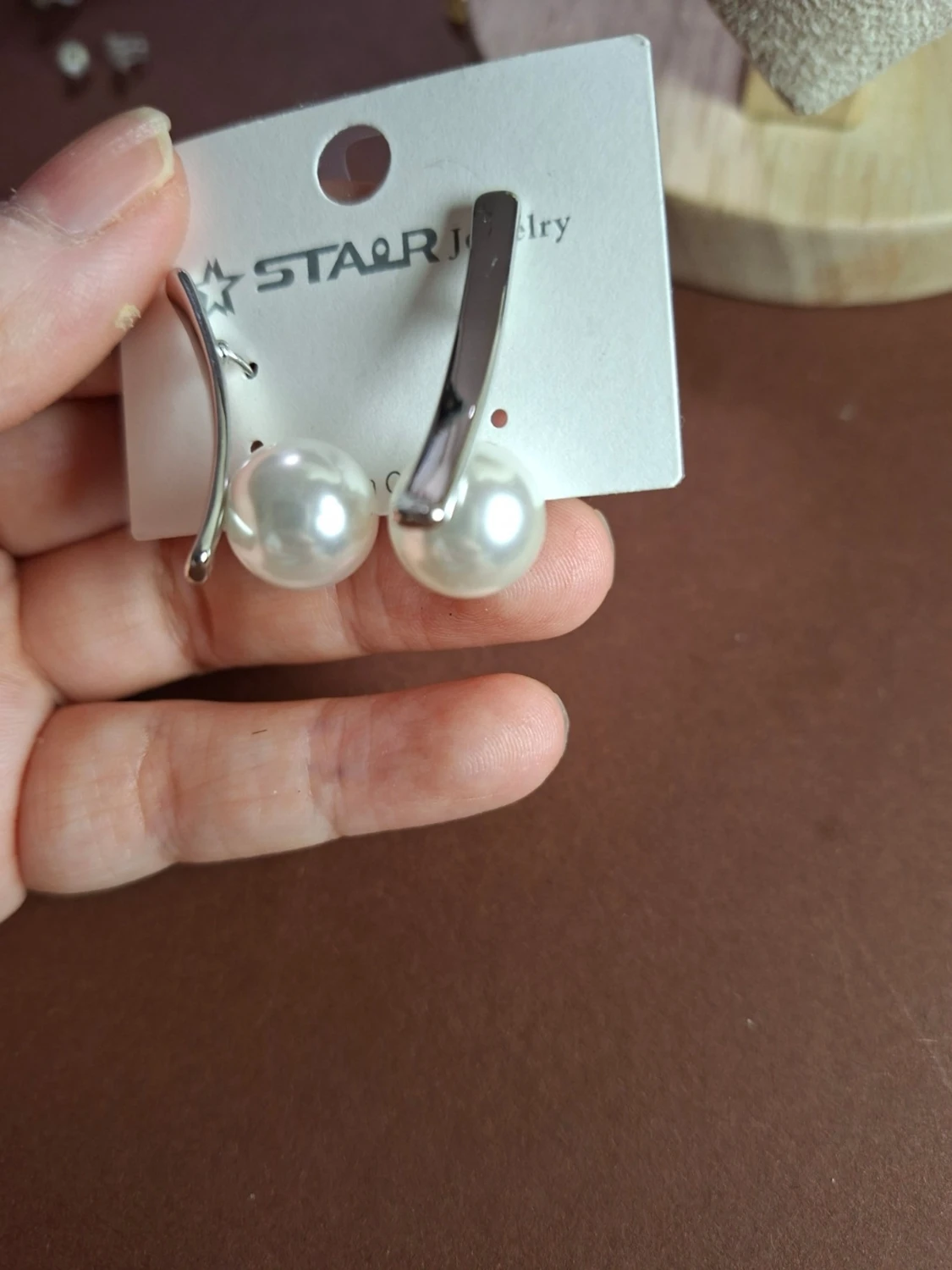 Silvriga örhängen med pärldetalj