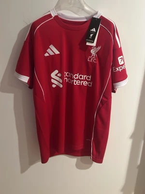 Isak 9 Liverpool matchtröja  - Tja säljer den här snygga och helt oanvända Liverpool matchtröjan med Isak 9 på ryggen! Skick 10/10, Pris 400kr, Storlek S! Hör av er vid minsta lilla fråga eller fundering! 