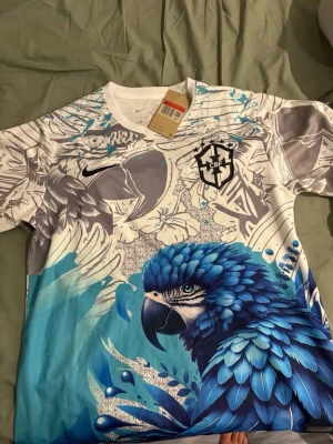 Brasilien Tshirt - Säljer denna T-shirt då den är stor på mig. Fraktar runt hela Sverige 