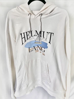 Helmut Lang Hoodie - Tvärfet och unik hoodie från det exlusiva märket helmut lang! Nyskick, inga defekter. Storlek XXL. Kontakta mig för fler frågor och funderingar!