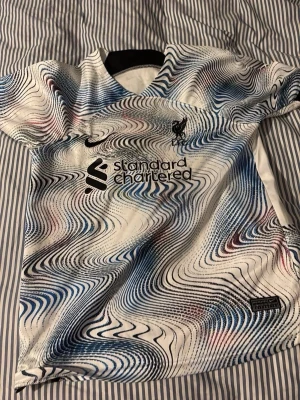 Liverpool t shirt - Säljer en Liverpool FC bortatröja från  säsongen 22/23. 